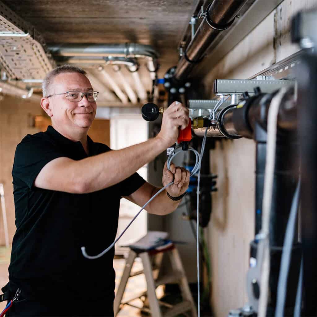 field technieker van jet aan het werk op locatie
